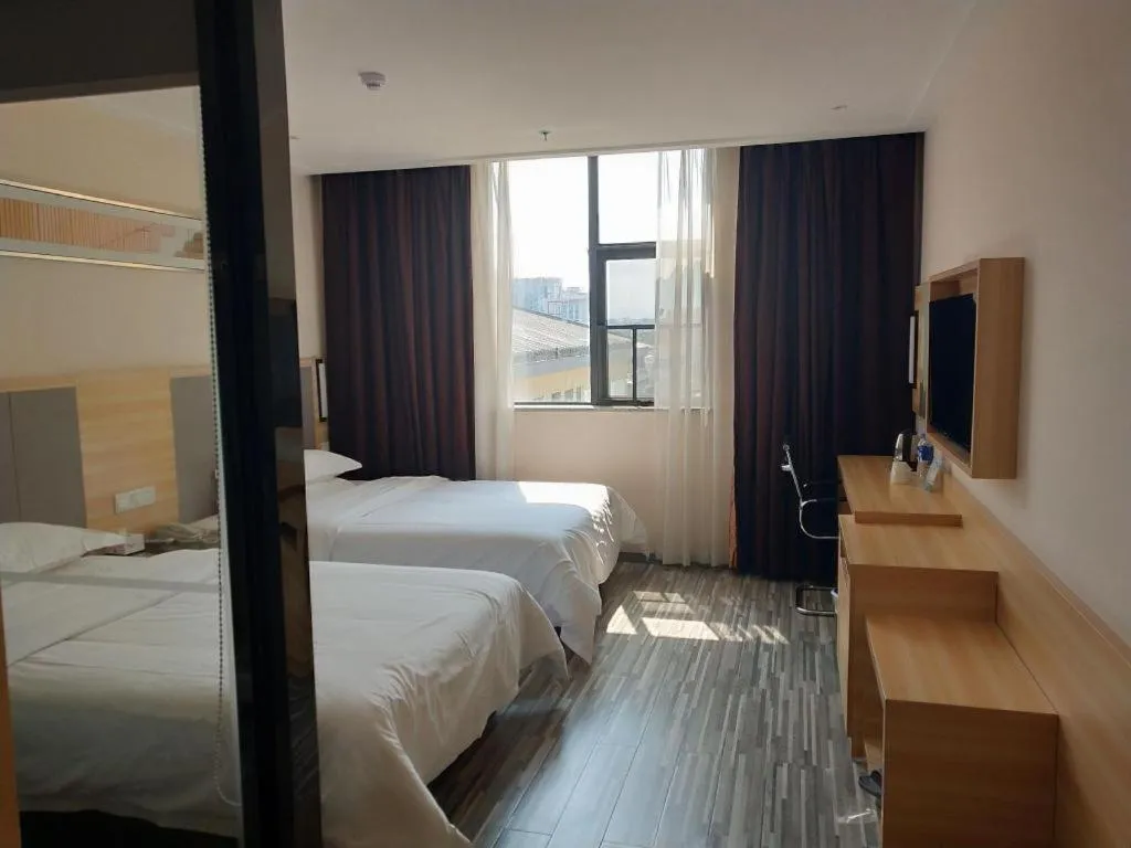 Bed in City Comfort Inn Hotel Zhangjiajie Railway Station Tianmen Mountain Cableway Station