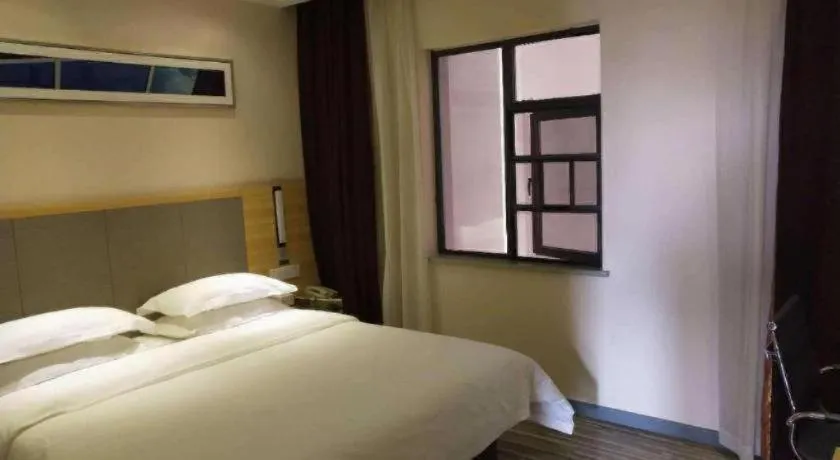 Bed in City Comfort Inn Hotel Zhangjiajie Railway Station Tianmen Mountain Cableway Station