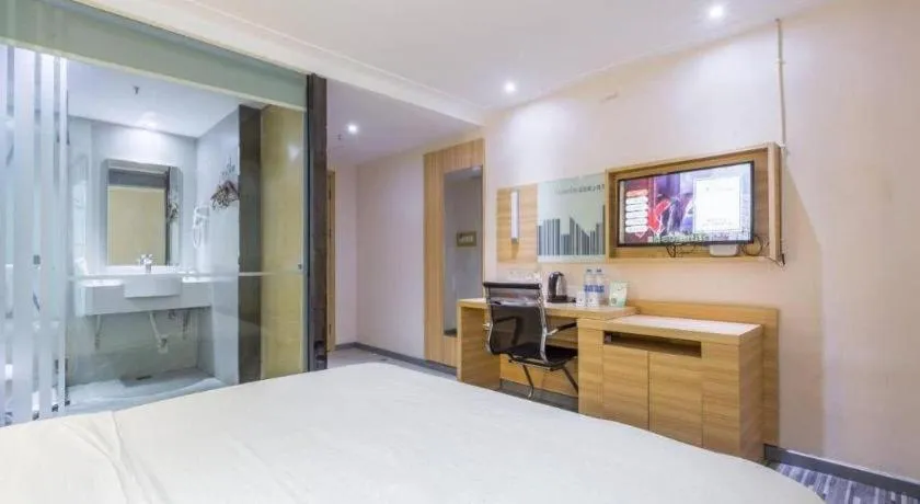 Bed in City Comfort Inn Chongqing Lianglukou Metro Station