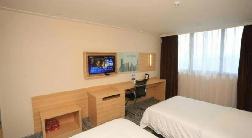 Bed in City Comfort Inn Chongqing Lianglukou Metro Station