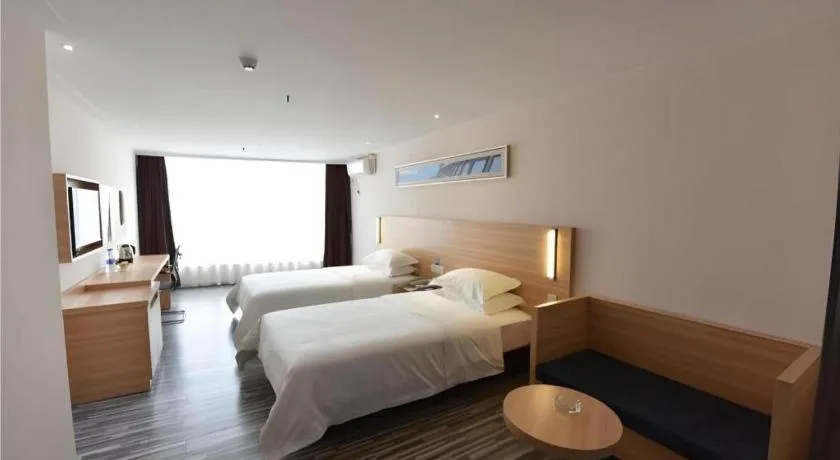 Bed in City Comfort Inn Chongqing Lianglukou Metro Station