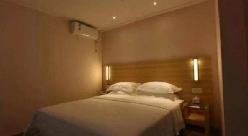 Bed in City Comfort Inn Chongqing Lianglukou Metro Station