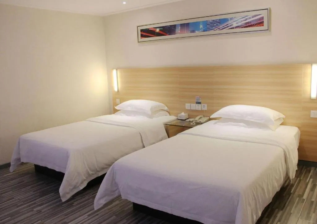 Bed in City Comfort Inn Chongqing Lianglukou Metro Station