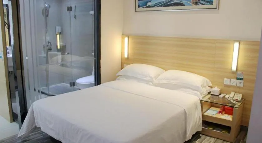 Bed in City Comfort Inn Chongqing Lianglukou Metro Station