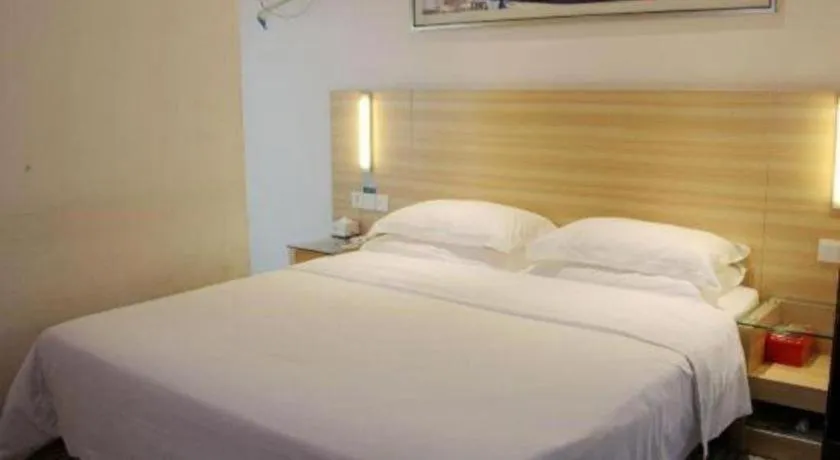 Bed in City Comfort Inn Chongqing Lianglukou Metro Station