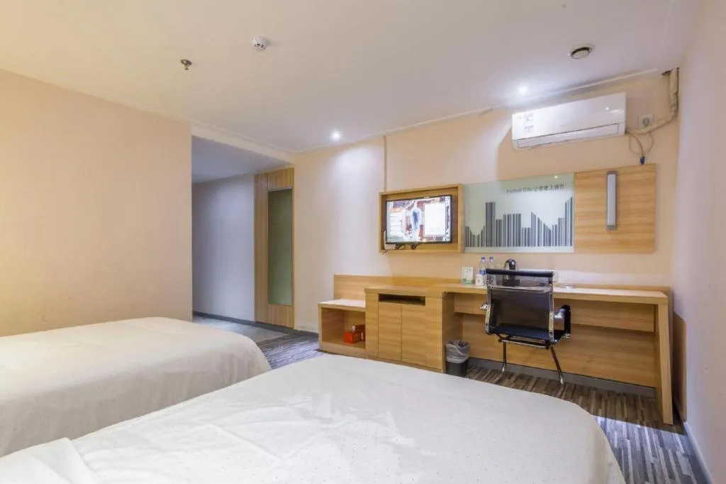 Bed in City Comfort Inn Chongqing Lianglukou Metro Station