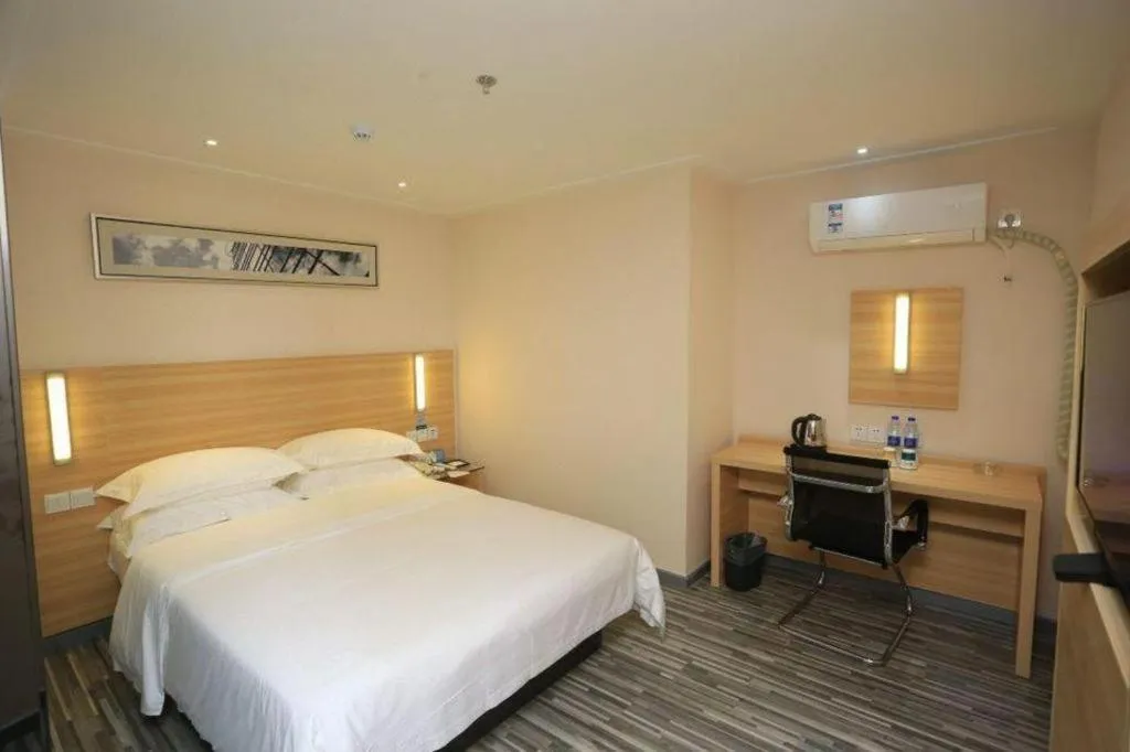 Bed in City Comfort Inn Chongqing Lianglukou Metro Station