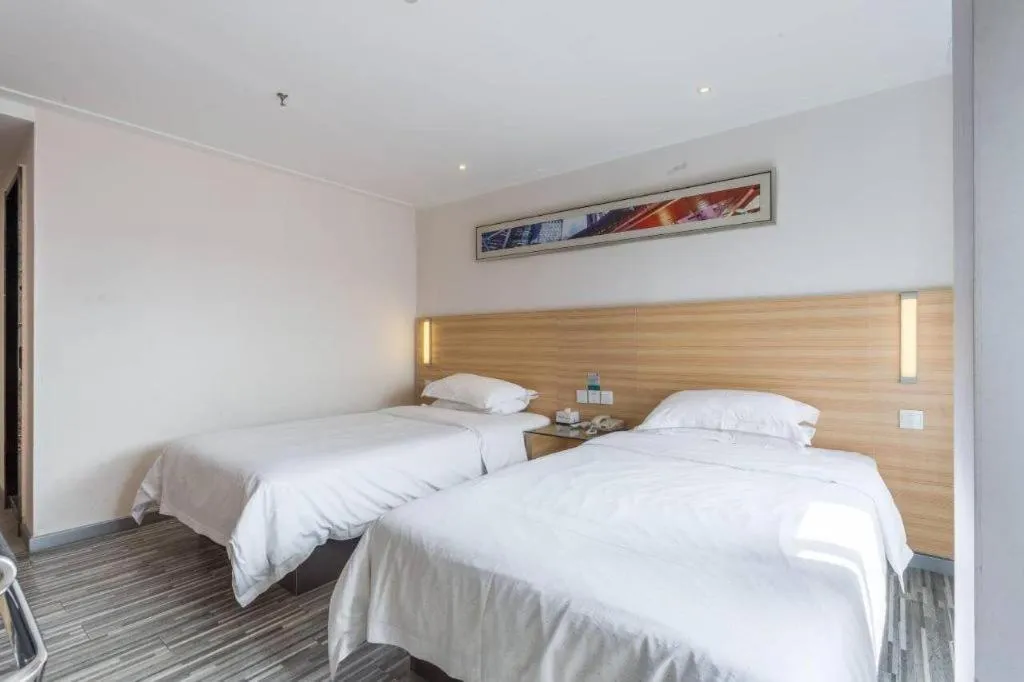 Bed in City Comfort Inn Chongqing Lianglukou Metro Station