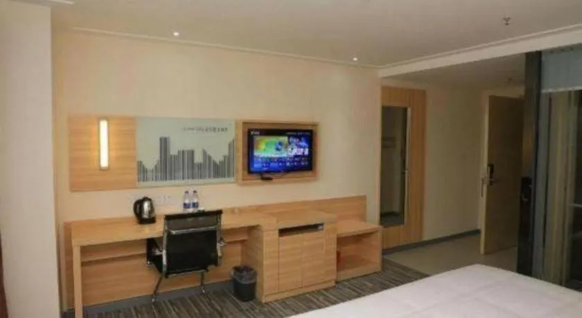 Bed in City Comfort Inn Chongqing Lianglukou Metro Station