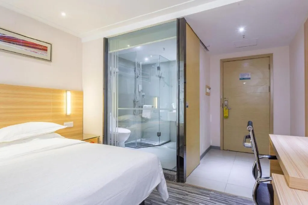 Bed in City Comfort Inn Chongqing Lianglukou Metro Station