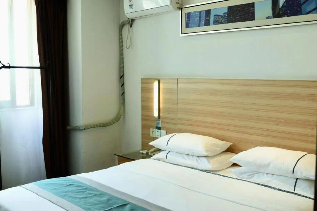 Bed in City Comfort Inn Chongqing Lianglukou Metro Station