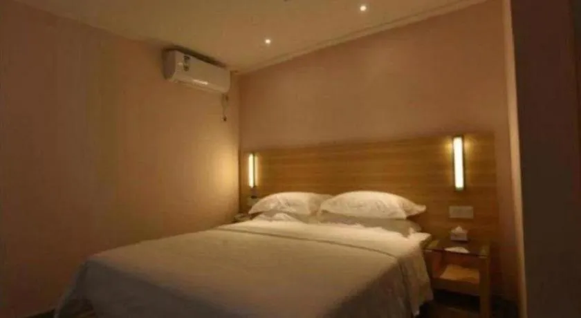 Bed in City Comfort Inn Chongqing Lianglukou Metro Station