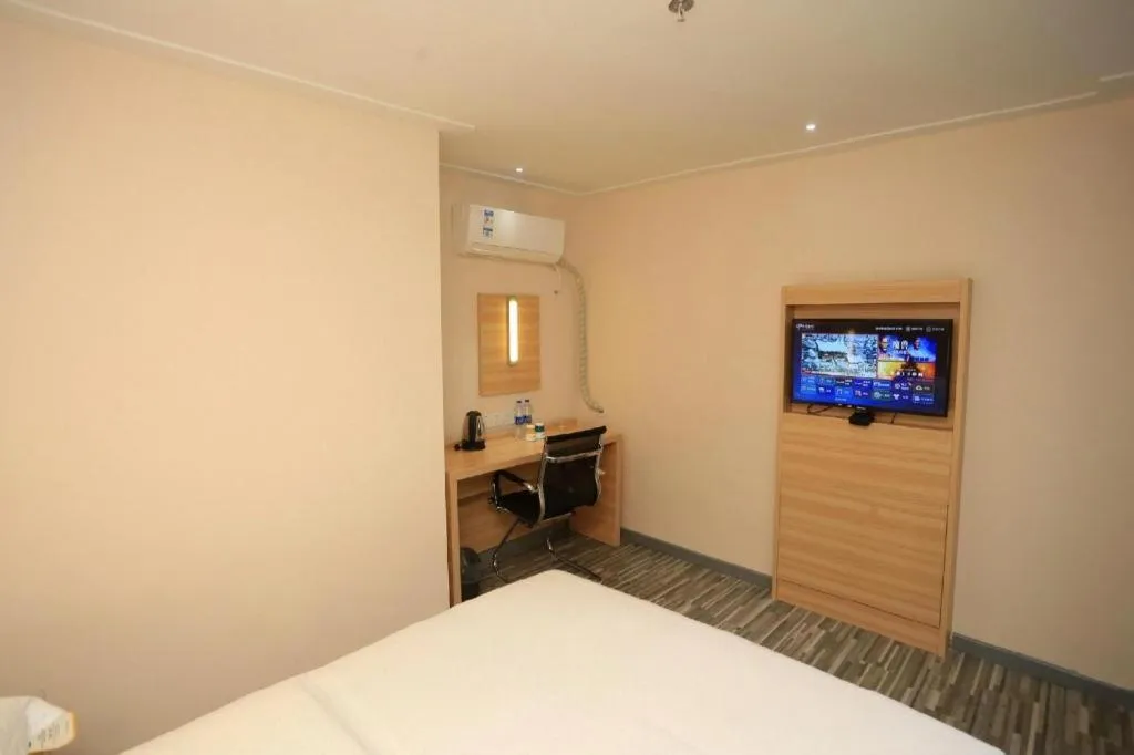 Bed in City Comfort Inn Chongqing Lianglukou Metro Station