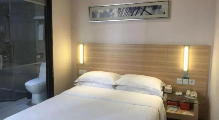 Bed in City Comfort Inn Chongqing Lianglukou Metro Station