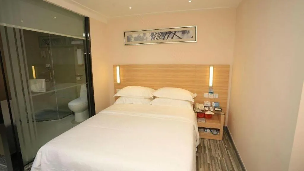 Bed in City Comfort Inn Chongqing Lianglukou Metro Station