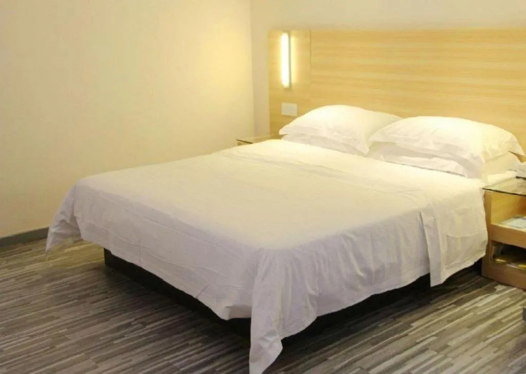 Bed in City Comfort Inn Chongqing Lianglukou Metro Station