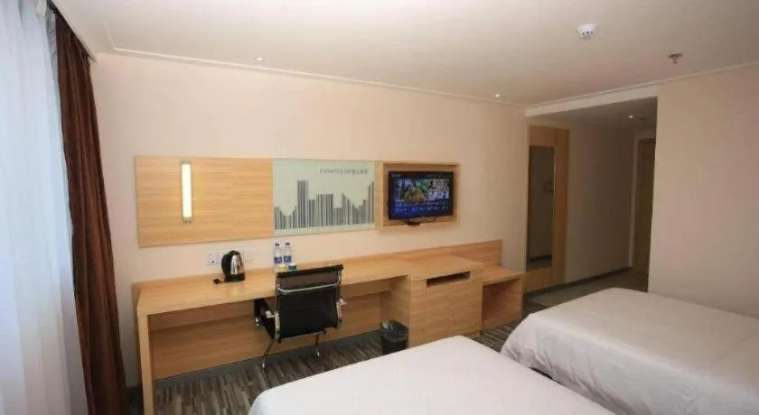 Bed in City Comfort Inn Chongqing Lianglukou Metro Station