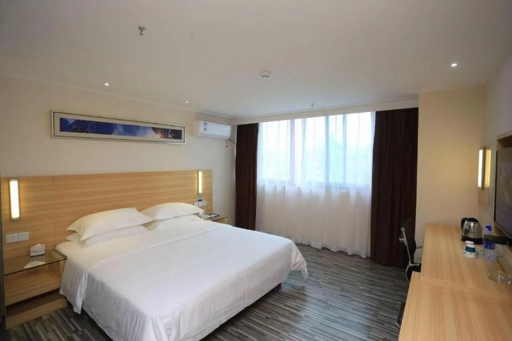 Bed in City Comfort Inn Chongqing Lianglukou Metro Station