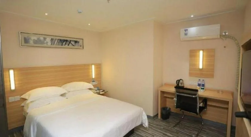 Bed in City Comfort Inn Chongqing Lianglukou Metro Station