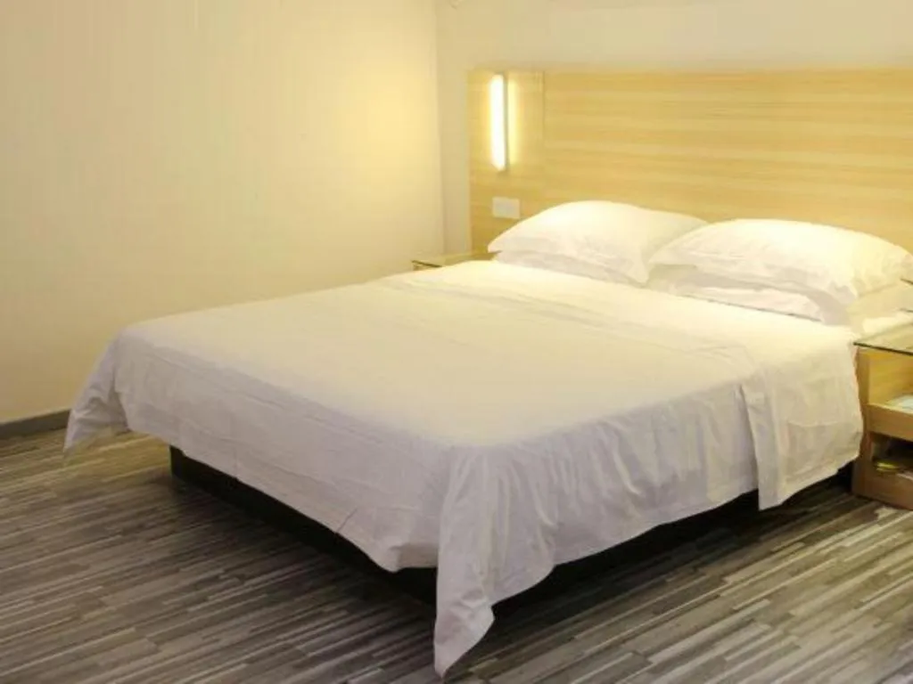 Bed in City Comfort Inn Chongqing Lianglukou Metro Station