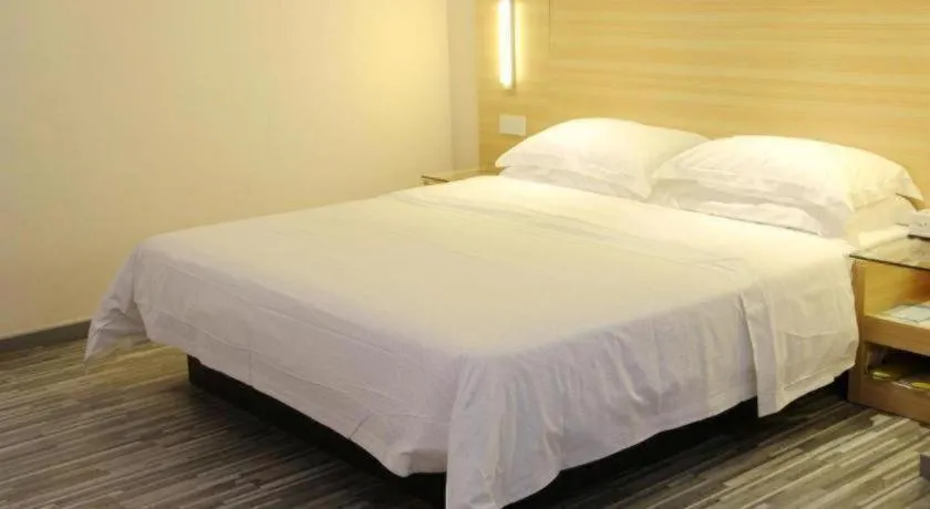 Bed in City Comfort Inn Chongqing Lianglukou Metro Station