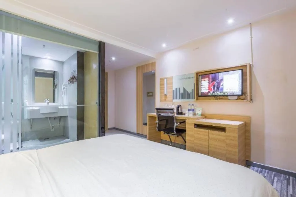 Bed in City Comfort Inn Chongqing Lianglukou Metro Station