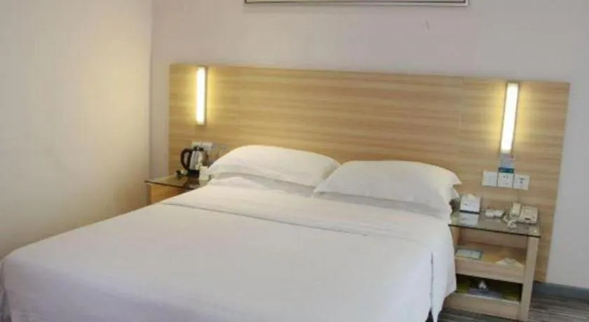 Bed in City Comfort Inn Chongqing Lianglukou Metro Station