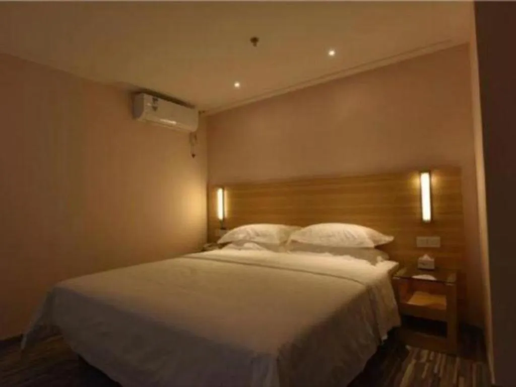 Bed in City Comfort Inn Chongqing Lianglukou Metro Station