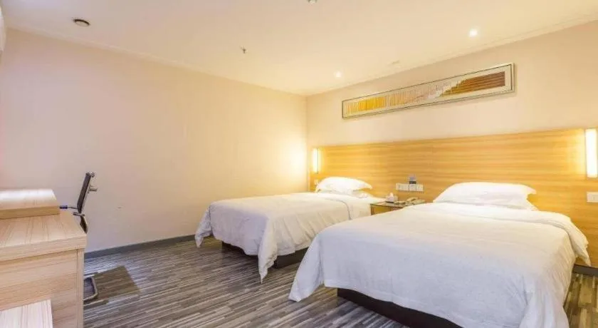 Bed in City Comfort Inn Chongqing Lianglukou Metro Station