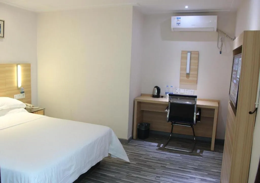 Bed in City Comfort Inn Chongqing Lianglukou Metro Station