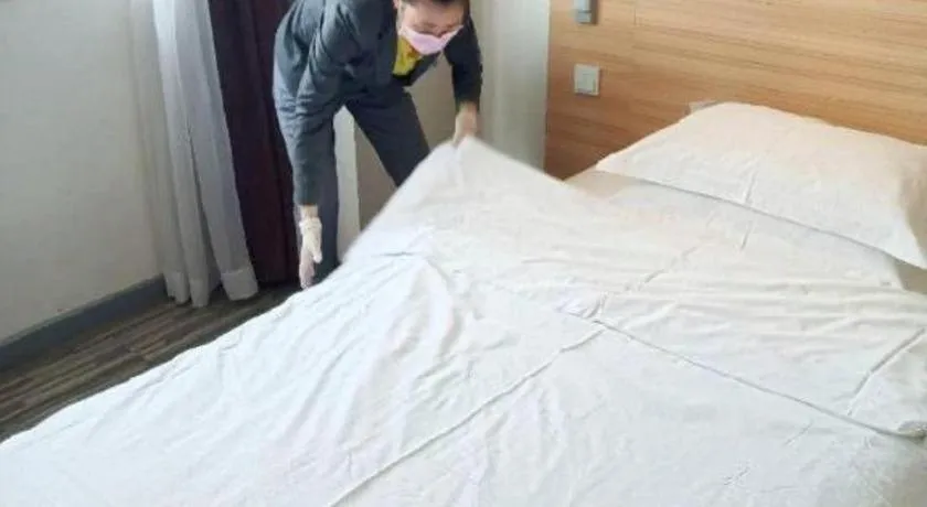 Bed in City Comfort Inn Chongqing Lianglukou Metro Station