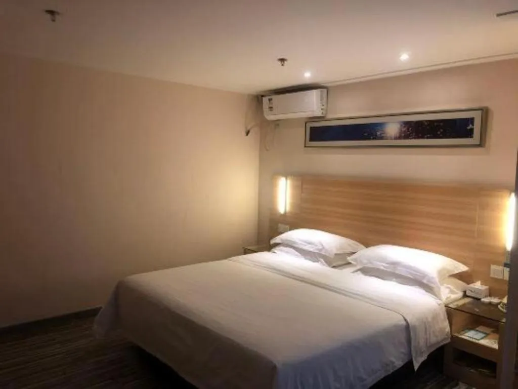 Bed in City Comfort Inn Chongqing Lianglukou Metro Station