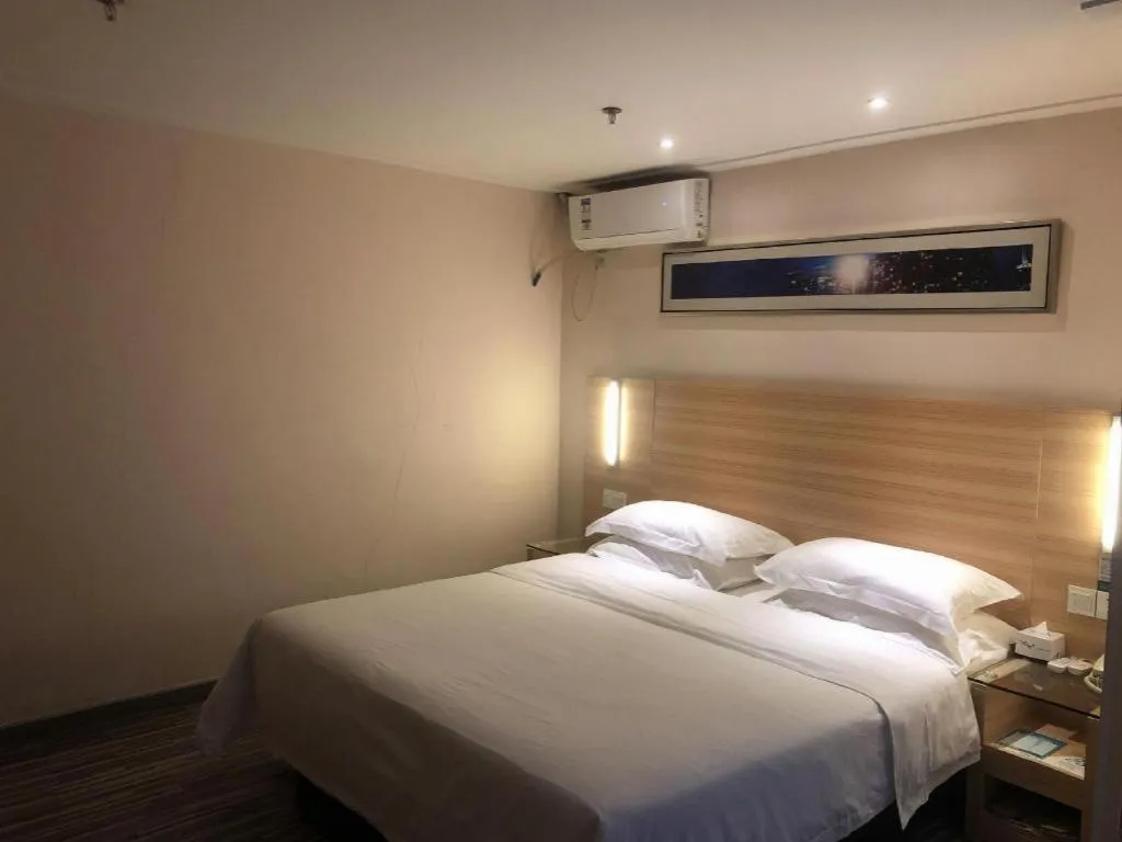 Bed in City Comfort Inn Chongqing Lianglukou Metro Station