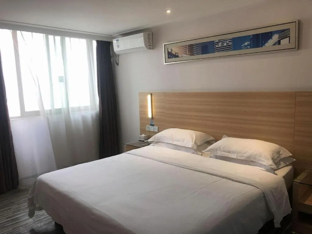 Bed in City Comfort Inn Chongqing Lianglukou Metro Station