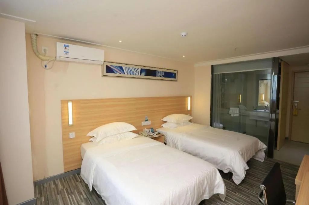 Bed in City Comfort Inn Chongqing Lianglukou Metro Station