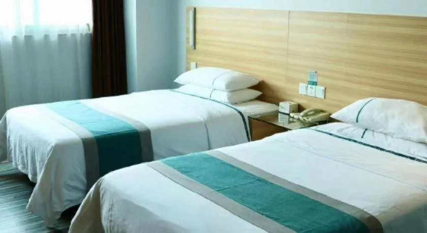 Bed in City Comfort Inn Chongqing Lianglukou Metro Station