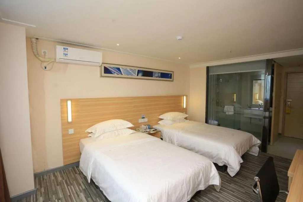 Bed in City Comfort Inn Chongqing Lianglukou Metro Station