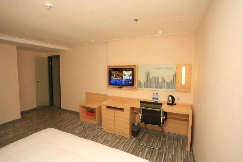 Bed in City Comfort Inn Chongqing Lianglukou Metro Station