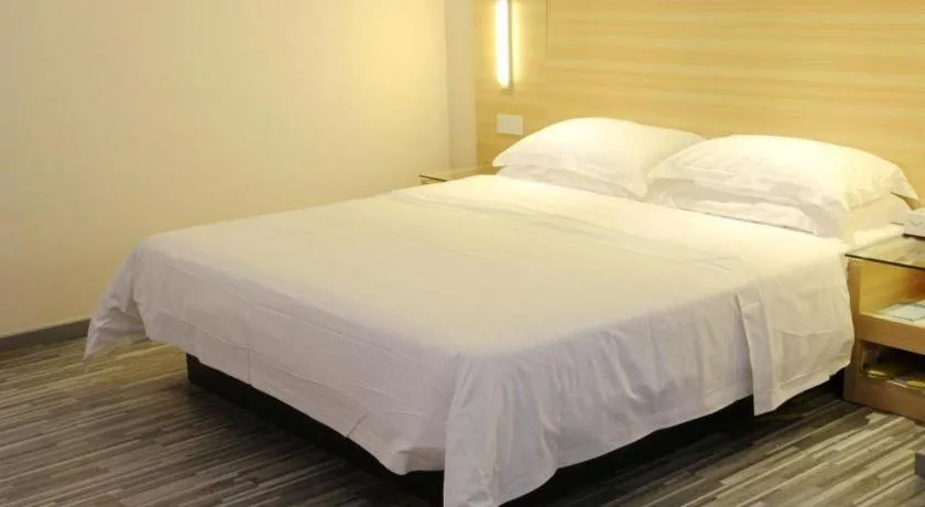 Bed in City Comfort Inn Chongqing Lianglukou Metro Station