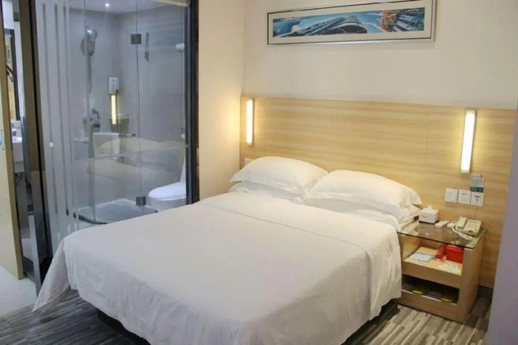 Bed in City Comfort Inn Chongqing Lianglukou Metro Station