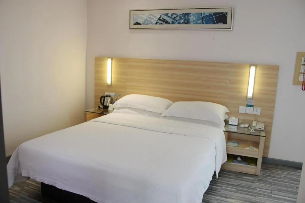 Bed in City Comfort Inn Chongqing Lianglukou Metro Station