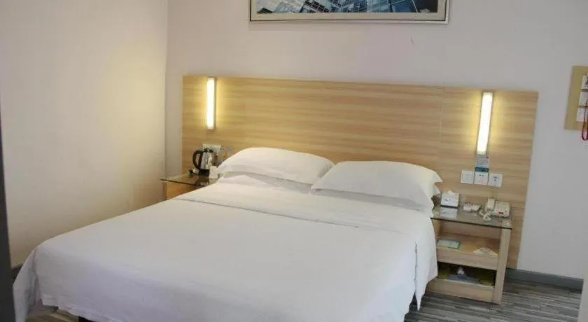 Bed in City Comfort Inn Chongqing Lianglukou Metro Station