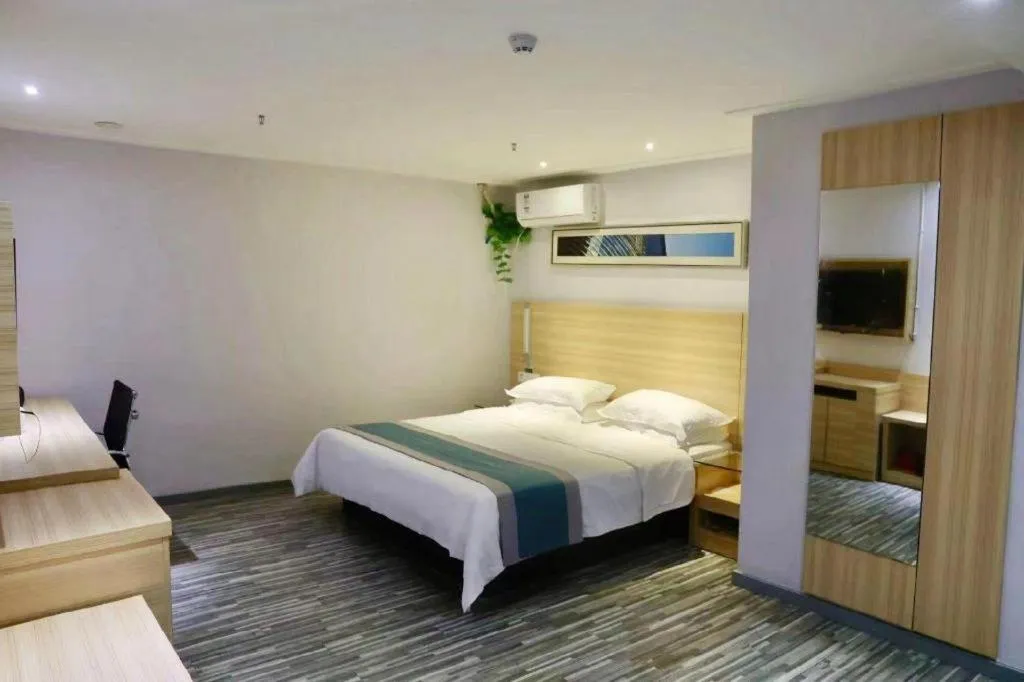 Bed in City Comfort Inn Chongqing Lianglukou Metro Station