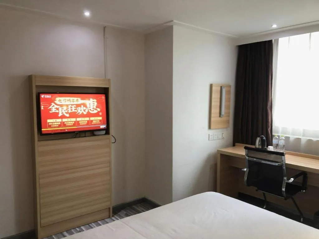 Bed in City Comfort Inn Chongqing Lianglukou Metro Station