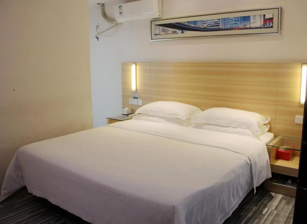 Bed in City Comfort Inn Chongqing Lianglukou Metro Station