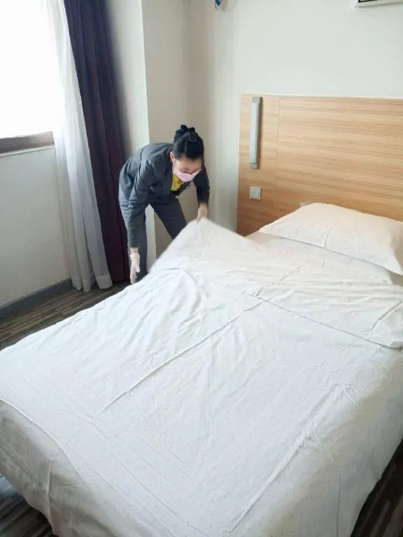 Bed in City Comfort Inn Chongqing Lianglukou Metro Station