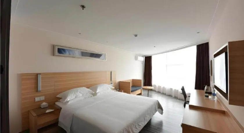 Bed in City Comfort Inn Chongqing Lianglukou Metro Station