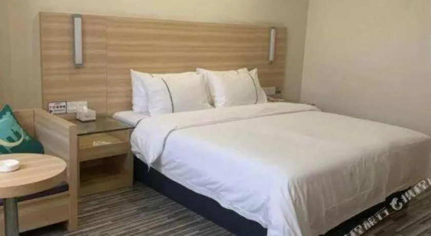 Bed in City Comfort Inn Yunfu Luoding Triumph Plaza