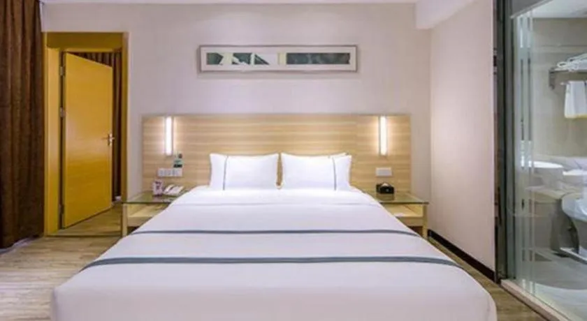Bed in City Comfort Inn Maoming High Speed Railway Station Wenming Road