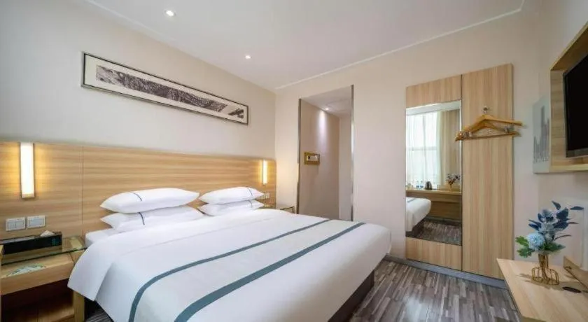Bed in City Comfort Inn Maoming High Speed Railway Station Wenming Road